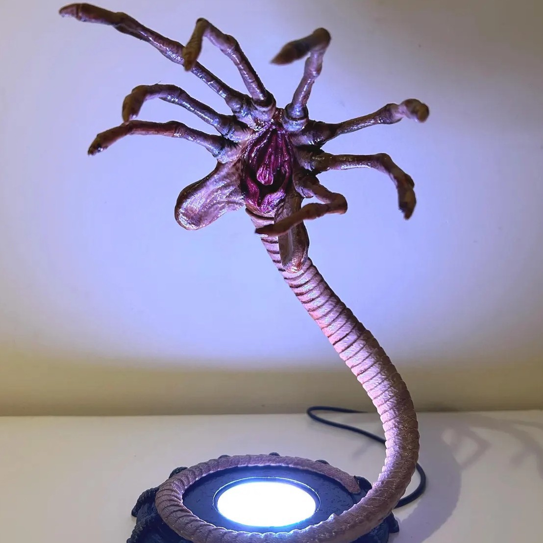 Lampada Notturna Alien Facehug - Home Decor Com recensione e prezzo